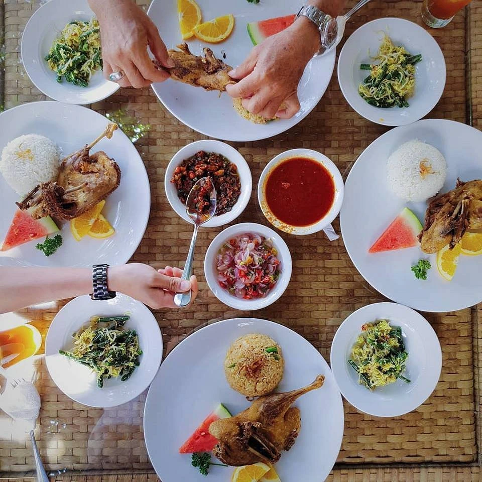 This guide will simplify your search for the top Bali food tours available right now, ensuring you get an unforgettable taste of the island. Forget endless searching and confusing menus – we’ll highlight the best food tours in Bali that promise delicious adventures.