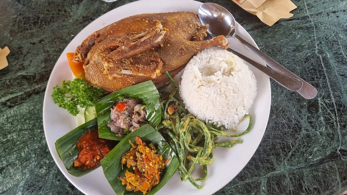 Authentic Bali Food Experience: Go beyond tourist traps and discover local warungs (eateries) and street food stalls you might otherwise miss. Many tours focus on providing a truly authentic Balinese culinary experience tour.