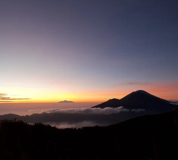 Mount Batur tour: Guided Batur volcano hike for Bali sunrise trekking. Your essential Mount Batur guide for an amazing Batur trekking tour experience.