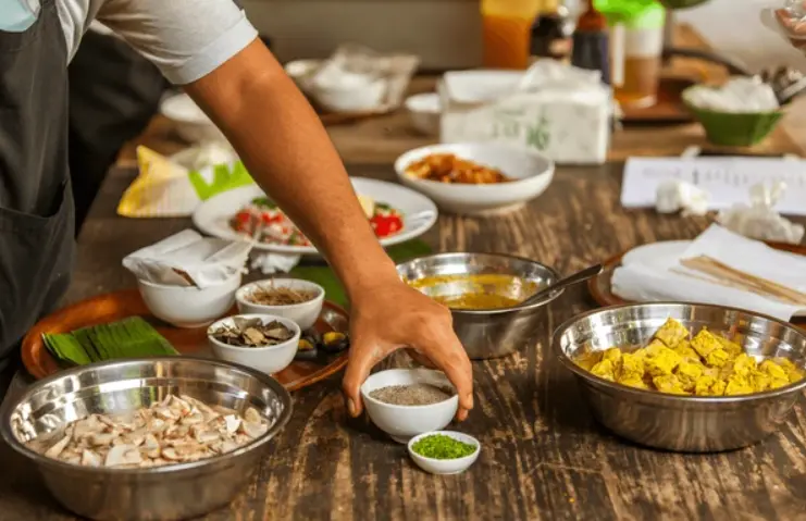 Private Food Tour with a Local Guide. Offers ultimate flexibility and a truly bespoke authentic Bali food experience. It’s perfect if you have specific tastes or want to explore beyond the usual tourist routes. Many offer small group food tours Bali with transport.