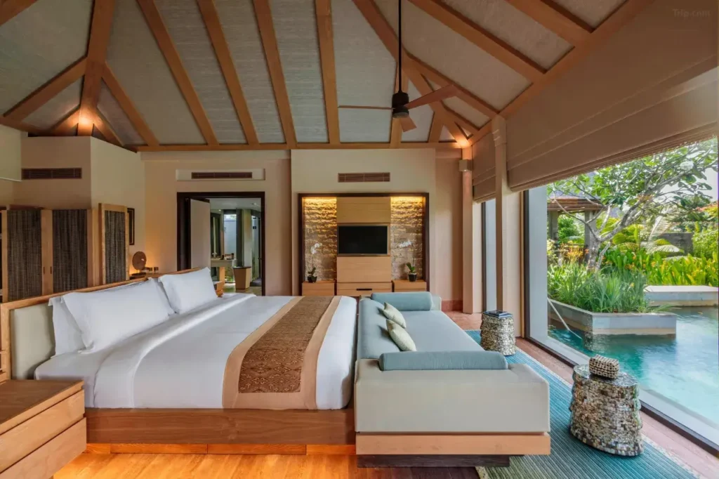 The Ritz-Carlton, Bali features its stunning cliff-top pool cascading towards the Indian Ocean. This luxury resort is a premier choice among hotels with late check-out.