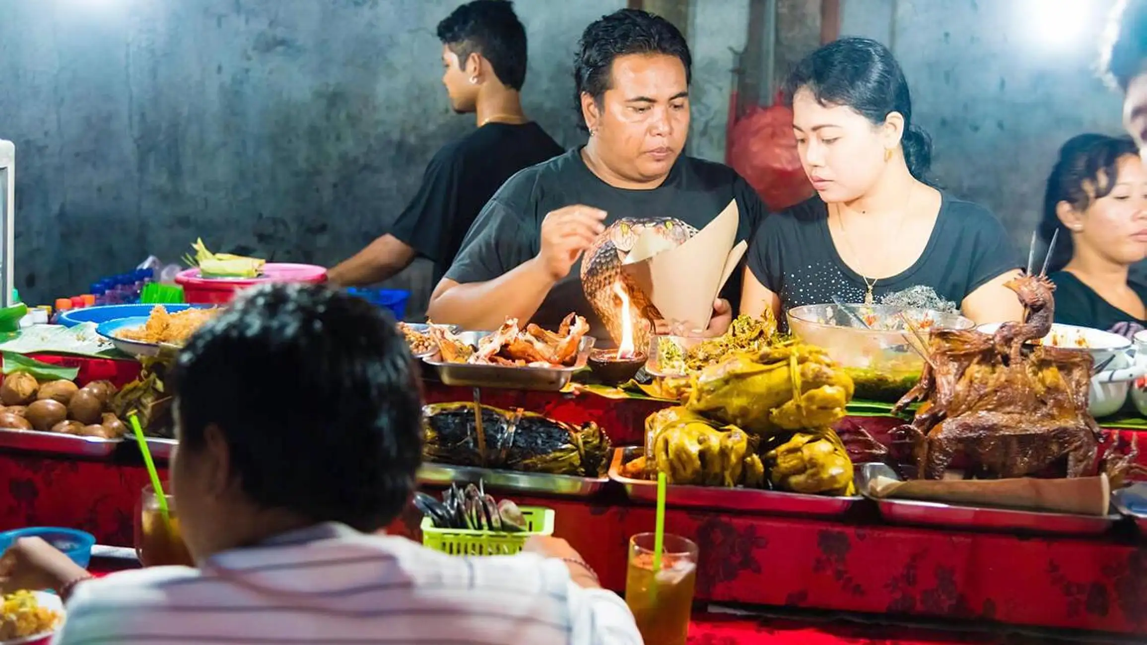 This tour focuses on the bustling night markets and hidden street food stalls of Ubud. Expect to try local favorites like Babi Guling (suckling pig), Sate Lilit (minced fish satay), Pisang Goreng (fried banana), and various traditional sweets. It’s one of the Bali street food tour right now.