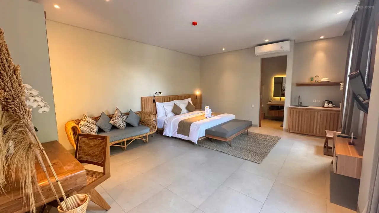 Modern resort building of Zin Canggu with a focus on natural materials and open spaces.
