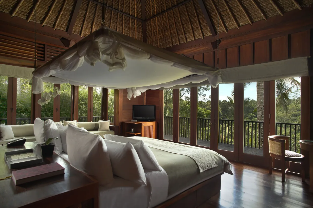 Alila Ubud, Payangan Hills jungle-view infinity pool, open-air balconies, and daily breakfast included.
