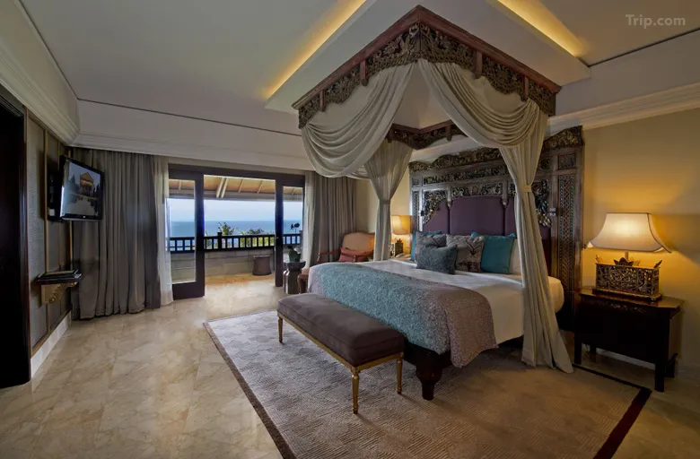 AYANA Resort Bali, Jimbaran, dramatic clifftop estate with ocean-view pools, balconies, and free breakfast.