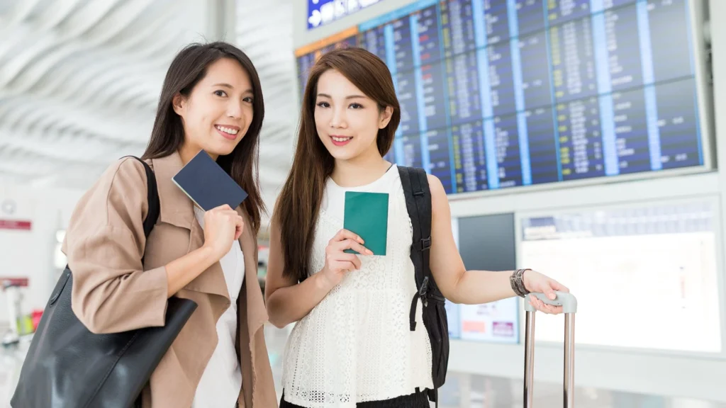 A tourist is calmly and confidently navigating the busy arrival hall of Bali's Ngurah Rai International Airport, following foolproof strategies to avoid common airport scams and find legitimate transportation.