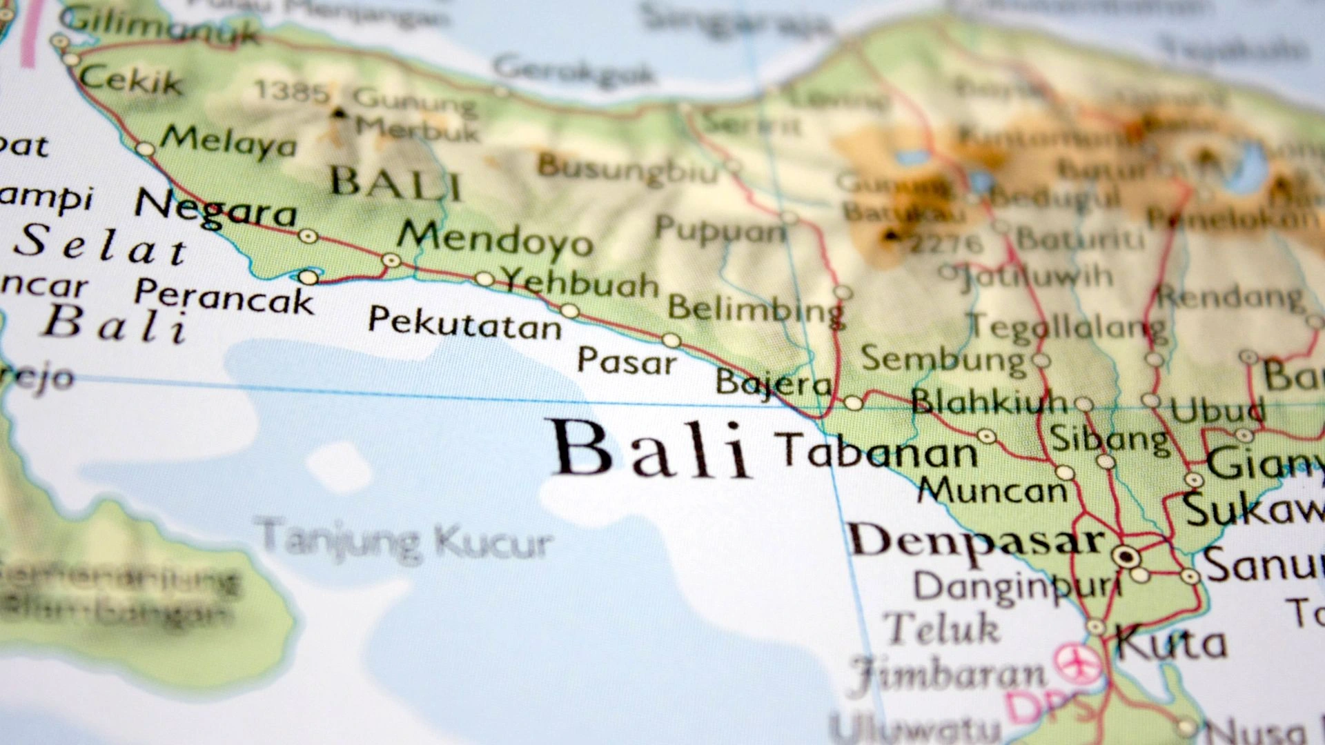 A tourist is calmly and confidently navigating the busy arrival hall of Bali's Ngurah Rai International Airport, following foolproof strategies to avoid common airport scams and find legitimate transportation.