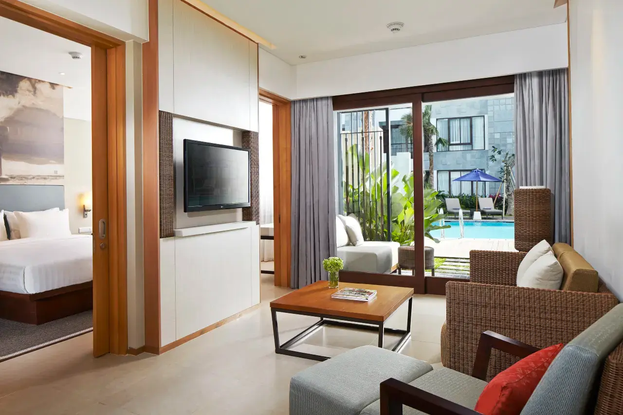 Courtyard by Marriott Bali Seminyak, resort pool, private balcony rooms, and free breakfast near Seminyak Beach.