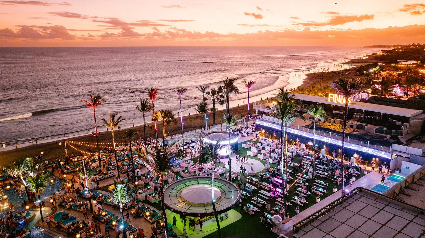 Canggu nightlife offers lively bars, beach clubs, and late-night fun. A vibrant scene for travelers who love music and energy.
