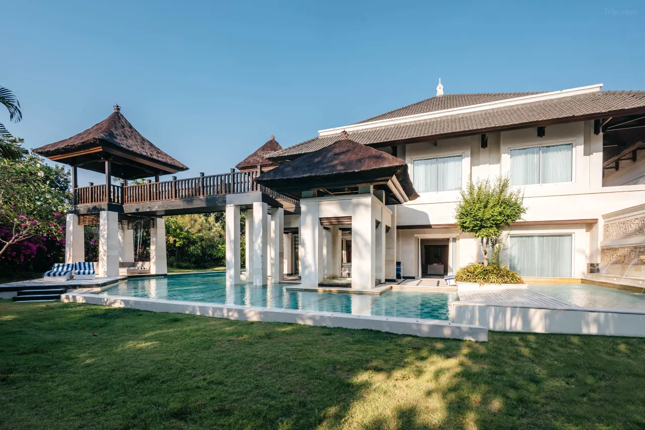 InterContinental Bali Resort, Jimbaran Bay, palm-fringed beachfront pools, balcony rooms, complimentary breakfast.