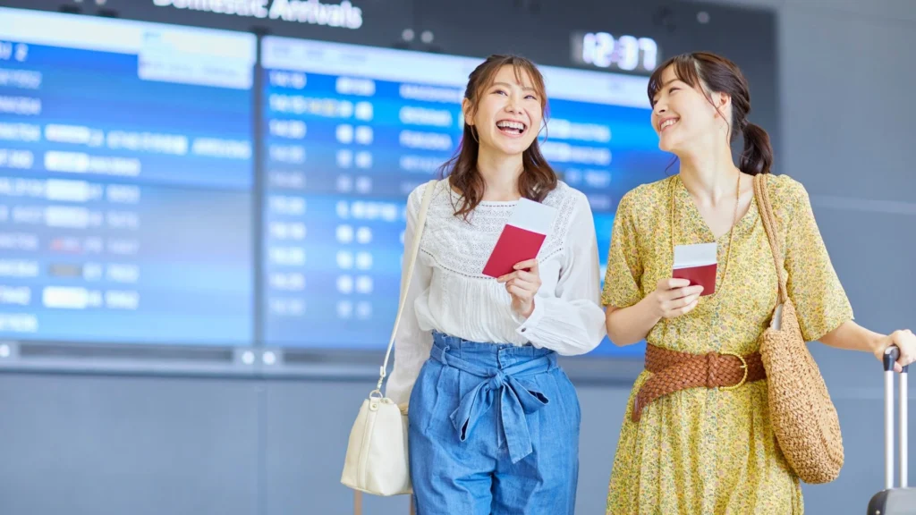 A tourist is calmly and confidently navigating the busy arrival hall of Bali's Ngurah Rai International Airport, following foolproof strategies to avoid common airport scams and find legitimate transportation.