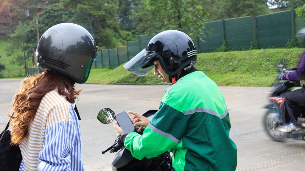 A tourist in Bali just got on an online motorbike taxi. The ride shows a practical way to get around the city.
