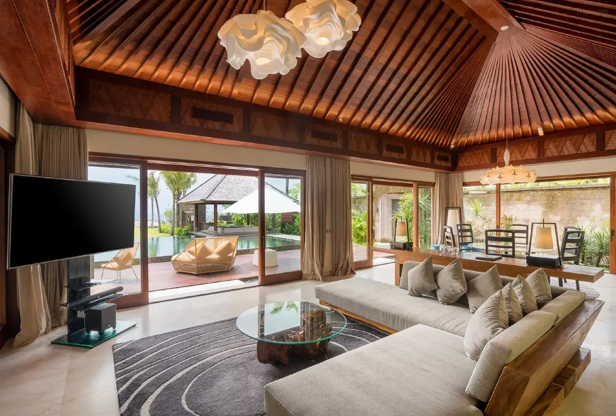 The Edge Uluwatu clifftop villa in Bali with stunning ocean views. A luxury spot for work, relaxation, and unforgettable stays.